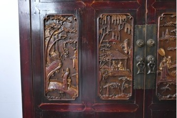 中国ヴィンテージ　アンティーク調　金彩を施した木彫りが異国情緒あふれるオリエンタルなキャビネット　(R-089528)