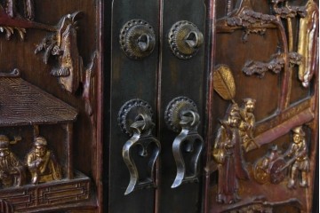 中国ヴィンテージ　アンティーク調　金彩を施した木彫りが異国情緒あふれるオリエンタルなキャビネット　(R-089528)