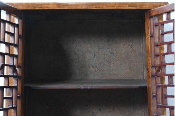 中国ヴィンテージ　アンティーク調　幾何学的な格子意匠が印象的なキャビネット　(R-089529)