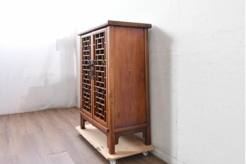 中国ヴィンテージ　アンティーク調　幾何学的な格子意匠が印象的なキャビネット　(R-089529)
