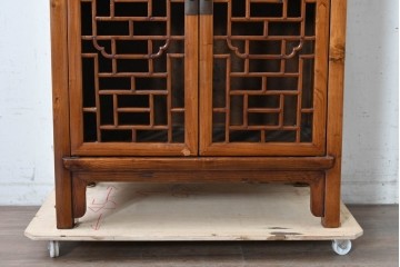 中国ヴィンテージ　アンティーク調　幾何学的な格子意匠が印象的なキャビネット　(R-089529)