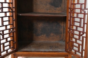 中国ヴィンテージ　アンティーク調　幾何学的な格子意匠が印象的なキャビネット　(R-089530)