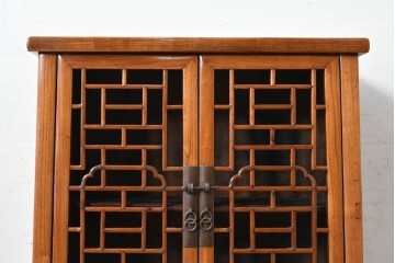 中国ヴィンテージ　アンティーク調　幾何学的な格子意匠が印象的なキャビネット　(R-089530)