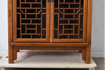 中国ヴィンテージ　アンティーク調　幾何学的な格子意匠が印象的なキャビネット　(R-089530)