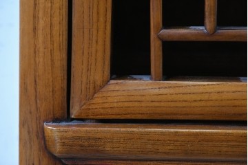 中国ヴィンテージ　アンティーク調　幾何学的な格子意匠が印象的なキャビネット　(R-089530)