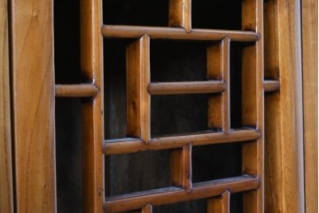 中国ヴィンテージ　アンティーク調　幾何学的な格子意匠が印象的なキャビネット　(R-089530)