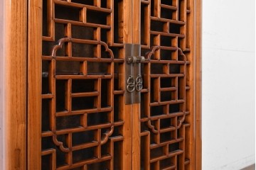 中国ヴィンテージ　アンティーク調　幾何学的な格子意匠が印象的なキャビネット　(R-089530)