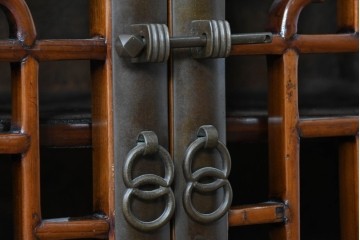 中国ヴィンテージ　アンティーク調　幾何学的な格子意匠が印象的なキャビネット　(R-089530)