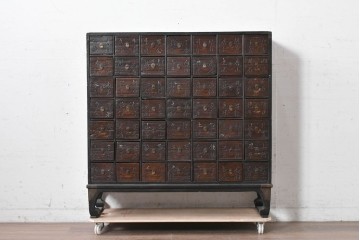 アジアンアンティーク　1930年から1940年頃　希少!!　李朝デザイン　漢字の彫り文字が印象的な49杯の薬箪笥　(R-089531)