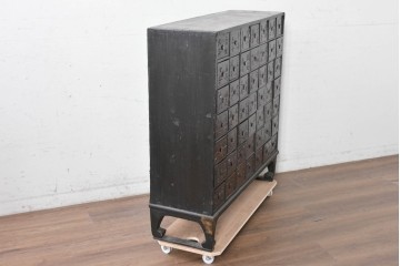 アジアンアンティーク　1930年から1940年頃　希少!!　李朝デザイン　漢字の彫り文字が印象的な49杯の薬箪笥　(R-089531)