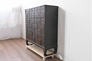 アジアンアンティーク　1930年から1940年頃　希少!!　李朝デザイン　漢字の彫り文字が印象的な49杯の薬箪笥　(R-089531)