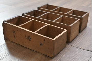 アジアンアンティーク　1930年から1940年頃　希少!!　李朝デザイン　漢字の彫り文字が印象的な49杯の薬箪笥　(R-089531)