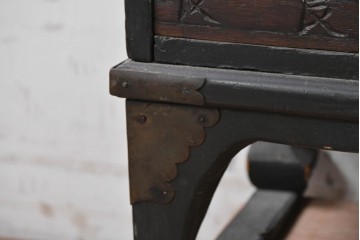 アジアンアンティーク　1930年から1940年頃　希少!!　李朝デザイン　漢字の彫り文字が印象的な49杯の薬箪笥　(R-089531)