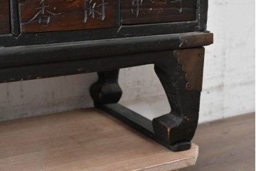 アジアンアンティーク　1930年から1940年頃　希少!!　李朝デザイン　漢字の彫り文字が印象的な49杯の薬箪笥　(R-089531)