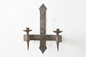 《壁付け照明加工費込み》　イギリスヴィンテージ　ロートアイアン　重厚感ある佇まいのキャンドルスタンド型ウォールライト　(R-089537)