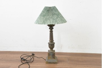 フランスヴィンテージ　1950年から1960年頃　淡いグリーンのプリーツシェードとダマスク柄が上品なテーブルライト　(R-089552)