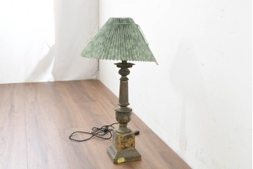 フランスヴィンテージ　1950年から1960年頃　淡いグリーンのプリーツシェードとダマスク柄が上品なテーブルライト　(R-089552)