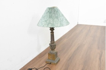 フランスヴィンテージ　1950年から1960年頃　淡いグリーンのプリーツシェードとダマスク柄が上品なテーブルライト　(R-089552)