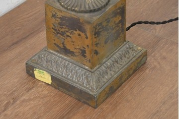 フランスヴィンテージ　1950年から1960年頃　淡いグリーンのプリーツシェードとダマスク柄が上品なテーブルライト　(R-089552)
