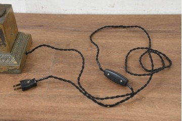 フランスヴィンテージ　1950年から1960年頃　淡いグリーンのプリーツシェードとダマスク柄が上品なテーブルライト　(R-089552)