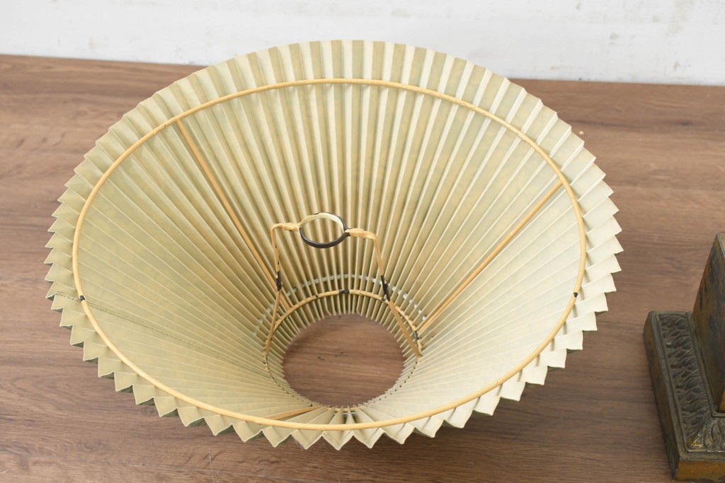 フランスヴィンテージ　1950年から1960年頃　淡いグリーンのプリーツシェードとダマスク柄が上品なテーブルライト　(R-089552)