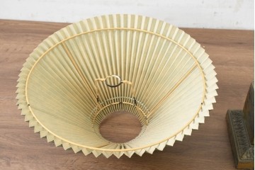 フランスヴィンテージ　1950年から1960年頃　淡いグリーンのプリーツシェードとダマスク柄が上品なテーブルライト　(R-089552)