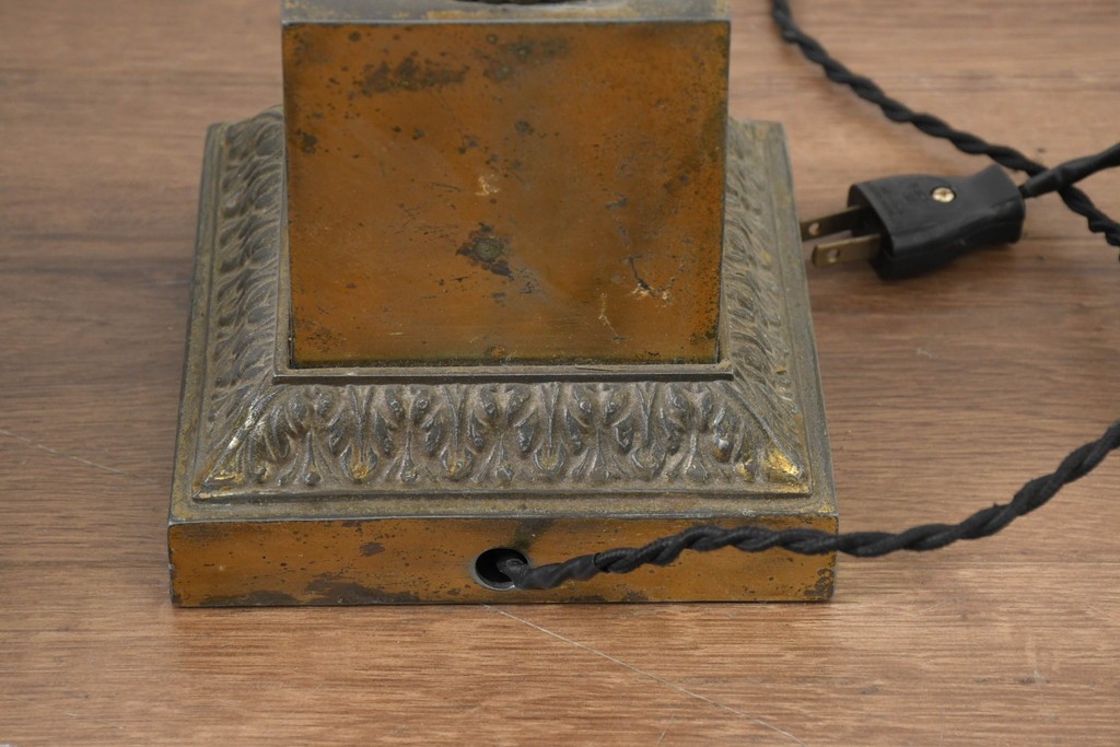 フランスヴィンテージ　1950年から1960年頃　淡いグリーンのプリーツシェードとダマスク柄が上品なテーブルライト　(R-089552)