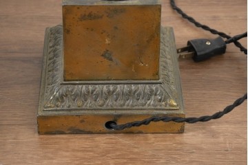 フランスヴィンテージ　1950年から1960年頃　淡いグリーンのプリーツシェードとダマスク柄が上品なテーブルライト　(R-089552)