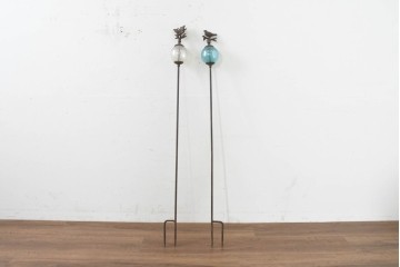 中古　アイアン　鳥と蝶のモチーフが愛らしいプランツサポート2個セット　(R-089558)
