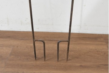 中古　アイアン　鳥と蝶のモチーフが愛らしいプランツサポート2個セット　(R-089558)