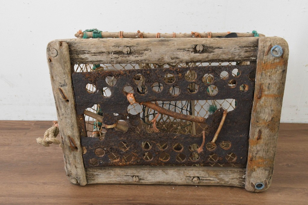 ヨーロッパヴィンテージ　1950年から1960年頃　マリンスタイルのオブジェとしておすすめ!　木製フレームと網でつくられたロブスターキャッチャー　※ディスプレイ用　(R-089561)