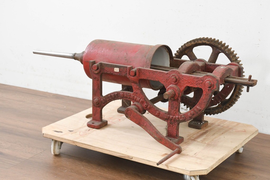 イギリスアンティーク　1910年頃　サイレントマシンカンパニー(Silent Machine Co.)　大きな歯車が目を引く手回し式ソーセージ充填機　※ディスプレイ用　(R-089569)
