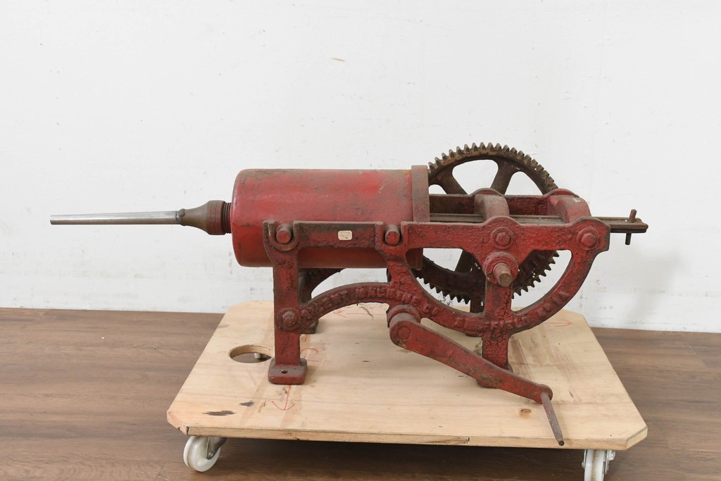 イギリスアンティーク　1910年頃　サイレントマシンカンパニー(Silent Machine Co.)　大きな歯車が目を引く手回し式ソーセージ充填機　※ディスプレイ用　(R-089569)