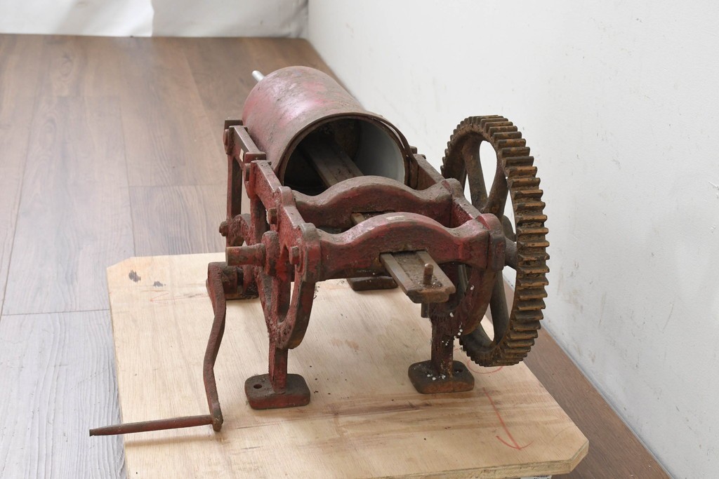 イギリスアンティーク　1910年頃　サイレントマシンカンパニー(Silent Machine Co.)　大きな歯車が目を引く手回し式ソーセージ充填機　※ディスプレイ用　(R-089569)