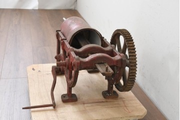 イギリスアンティーク　1910年頃　サイレントマシンカンパニー(Silent Machine Co.)　大きな歯車が目を引く手回し式ソーセージ充填機　※ディスプレイ用　(R-089569)