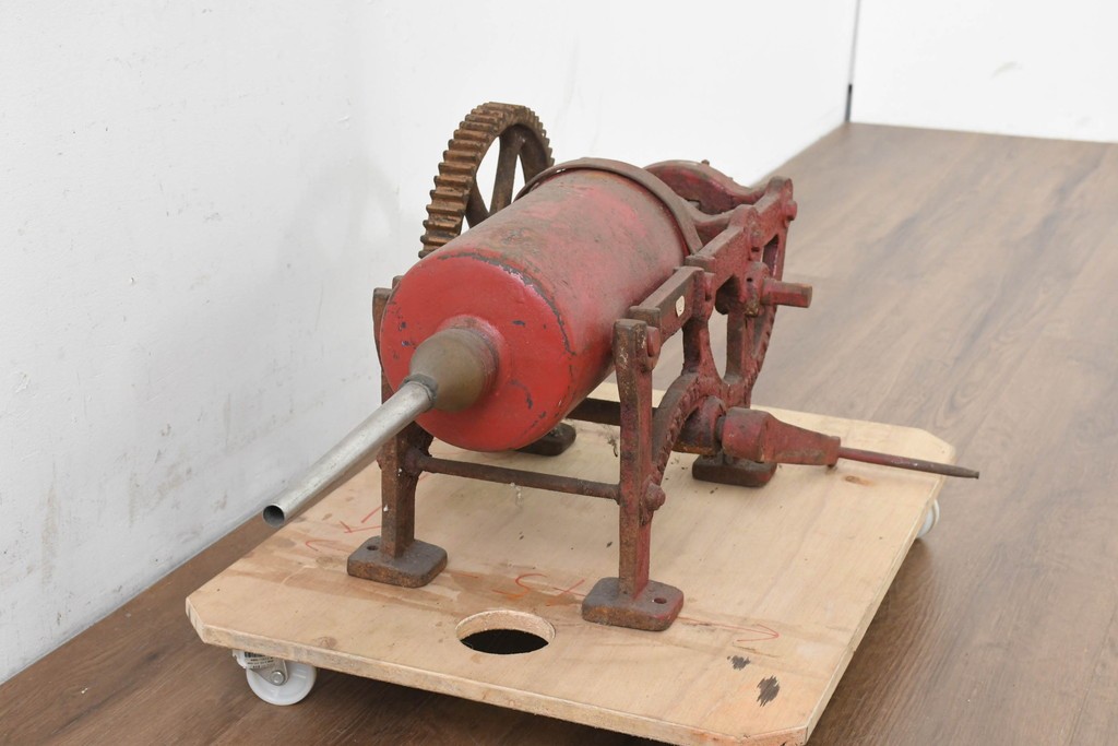 イギリスアンティーク　1910年頃　サイレントマシンカンパニー(Silent Machine Co.)　大きな歯車が目を引く手回し式ソーセージ充填機　※ディスプレイ用　(R-089569)
