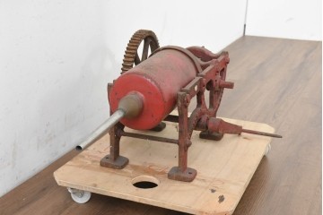 イギリスアンティーク　1910年頃　サイレントマシンカンパニー(Silent Machine Co.)　大きな歯車が目を引く手回し式ソーセージ充填機　※ディスプレイ用　(R-089569)