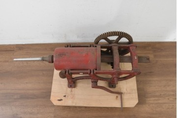 イギリスアンティーク　1910年頃　サイレントマシンカンパニー(Silent Machine Co.)　大きな歯車が目を引く手回し式ソーセージ充填機　※ディスプレイ用　(R-089569)