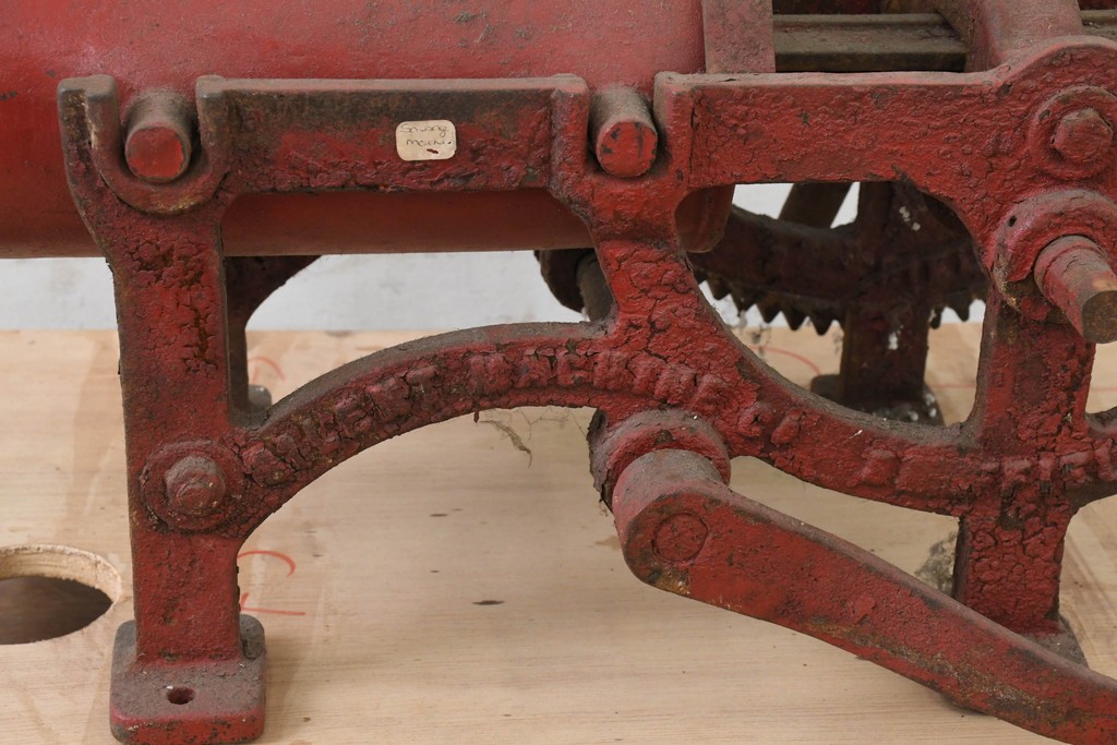 イギリスアンティーク　1910年頃　サイレントマシンカンパニー(Silent Machine Co.)　大きな歯車が目を引く手回し式ソーセージ充填機　※ディスプレイ用　(R-089569)
