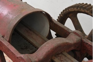 イギリスアンティーク　1910年頃　サイレントマシンカンパニー(Silent Machine Co.)　大きな歯車が目を引く手回し式ソーセージ充填機　※ディスプレイ用　(R-089569)