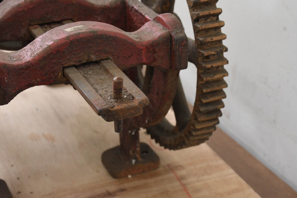 イギリスアンティーク　1910年頃　サイレントマシンカンパニー(Silent Machine Co.)　大きな歯車が目を引く手回し式ソーセージ充填機　※ディスプレイ用　(R-089569)