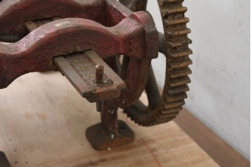 イギリスアンティーク　1910年頃　サイレントマシンカンパニー(Silent Machine Co.)　大きな歯車が目を引く手回し式ソーセージ充填機　※ディスプレイ用　(R-089569)