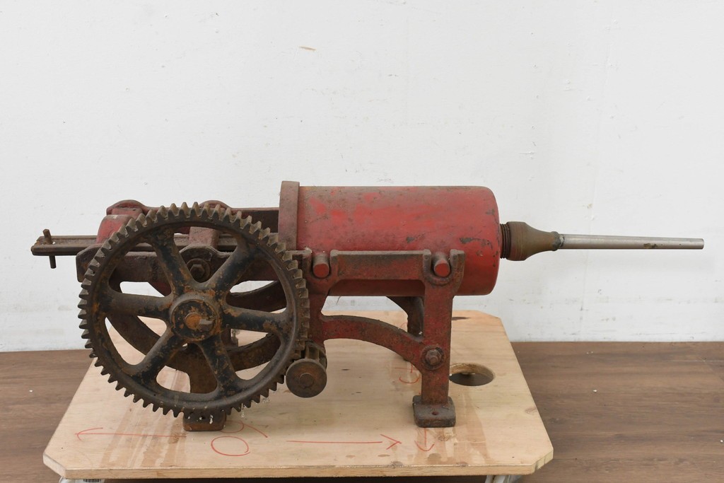 イギリスアンティーク　1910年頃　サイレントマシンカンパニー(Silent Machine Co.)　大きな歯車が目を引く手回し式ソーセージ充填機　※ディスプレイ用　(R-089569)