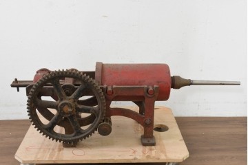 イギリスアンティーク　1910年頃　サイレントマシンカンパニー(Silent Machine Co.)　大きな歯車が目を引く手回し式ソーセージ充填機　※ディスプレイ用　(R-089569)