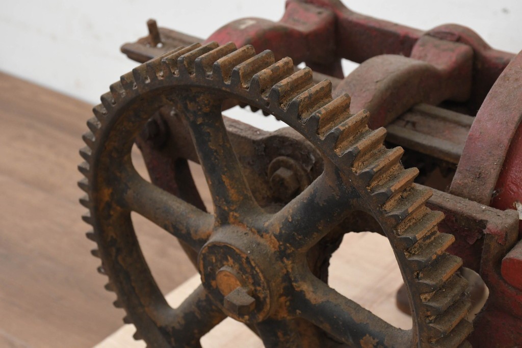 イギリスアンティーク　1910年頃　サイレントマシンカンパニー(Silent Machine Co.)　大きな歯車が目を引く手回し式ソーセージ充填機　※ディスプレイ用　(R-089569)