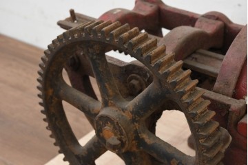 イギリスアンティーク　1910年頃　サイレントマシンカンパニー(Silent Machine Co.)　大きな歯車が目を引く手回し式ソーセージ充填機　※ディスプレイ用　(R-089569)