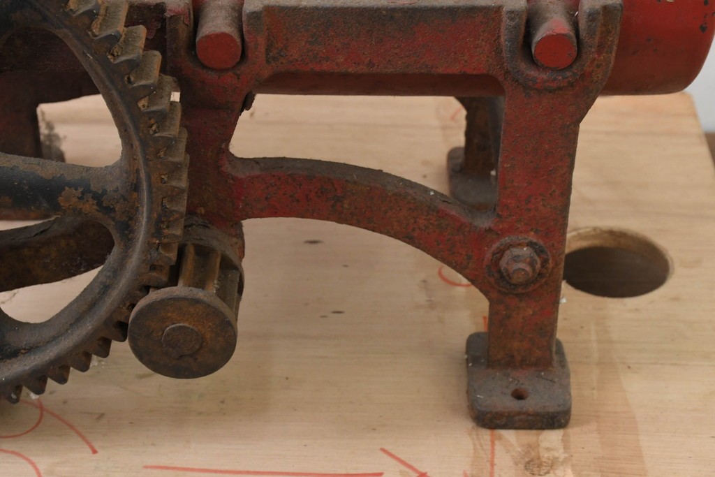イギリスアンティーク　1910年頃　サイレントマシンカンパニー(Silent Machine Co.)　大きな歯車が目を引く手回し式ソーセージ充填機　※ディスプレイ用　(R-089569)