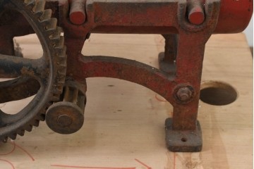 イギリスアンティーク　1910年頃　サイレントマシンカンパニー(Silent Machine Co.)　大きな歯車が目を引く手回し式ソーセージ充填機　※ディスプレイ用　(R-089569)