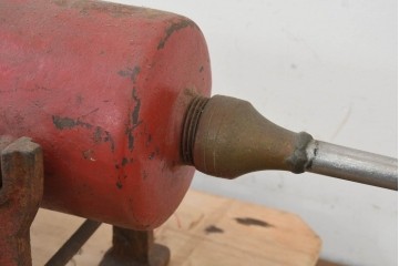 イギリスアンティーク　1910年頃　サイレントマシンカンパニー(Silent Machine Co.)　大きな歯車が目を引く手回し式ソーセージ充填機　※ディスプレイ用　(R-089569)