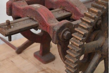 イギリスアンティーク　1910年頃　サイレントマシンカンパニー(Silent Machine Co.)　大きな歯車が目を引く手回し式ソーセージ充填機　※ディスプレイ用　(R-089569)